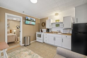 Fridge, microwave, oven, stovetop - A Cedar Key Dock Holiday! (Cedar Key)