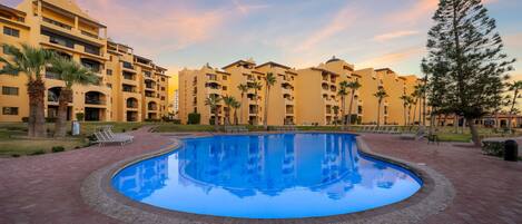 3 piscinas externas, barracas de cortesia, guarda-sóis