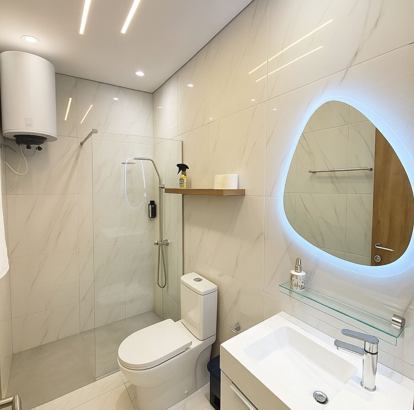 Apartamento básico | Baño | Artículos de higiene personal gratuitos, toallas, jabón y champú