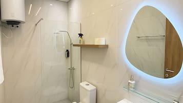 Apartamento básico | Baño | Artículos de higiene personal gratuitos, toallas, jabón y champú