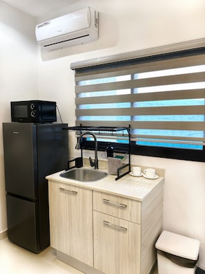 Basic Apartment | Private kitchenette | Full-sized fridge, microwave, espresso maker, cookware/dishes/utensils - Appartement Palms Abidjan (Abidjan)