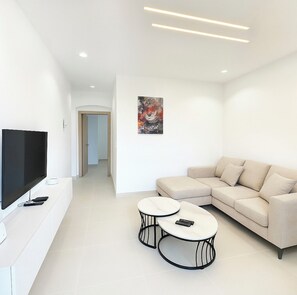 Basic Apartment | Living area | 50-inch flat-screen TV with cable channels, pay films - Appartement Palms Abidjan (Abidjan)