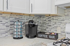 Fridge, microwave, oven, stovetop - Modern 3BR - 1.5 Blks to Sand - Beach Gear Incl (Ventnor City)