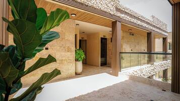 Deluxe Quadruple Room | Hallway