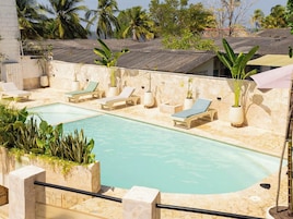 Una piscina al aire libre