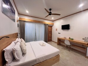 Chambre Deluxe Double ou avec lits jumeaux, 1 très grand lit, patio, vue jardin | Minibar, coffres-forts dans les chambres, décoration personnalisée