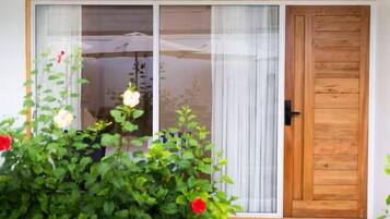 Camera Deluxe con letto matrimoniale o 2 letti singoli, 1 letto king, patio, vista giardino | Una cassaforte in camera, una scrivania, postazione laptop