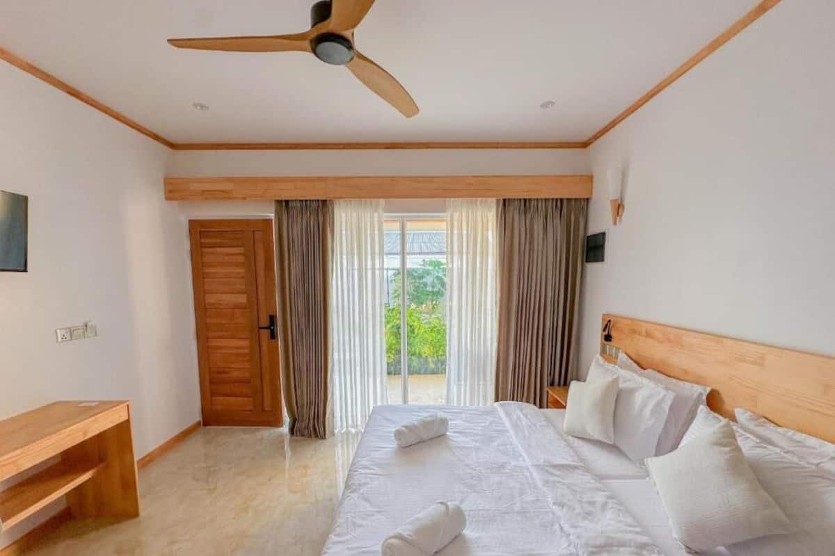 Habitación Deluxe con 1 cama matrimonial o 2 individuales, 1 cama King size, patio, vista al jardín | Caja de seguridad en la habitación y escritorio