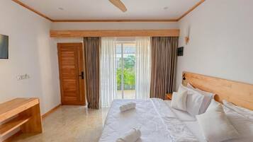 Deluxe-Doppel- oder -Zweibettzimmer, 1Â King-Bett, Terrasse, Gartenblick