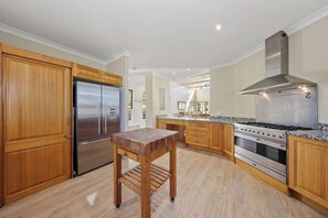 雪櫃、微波爐、焗爐、爐具