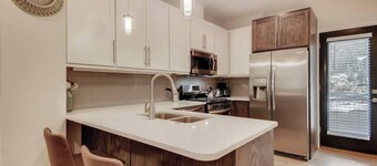 The Hollyhock Hideaway - Close to Slopes