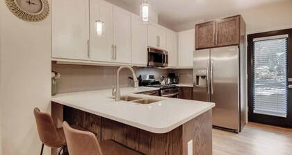 The Hollyhock Hideaway - Close to Slopes