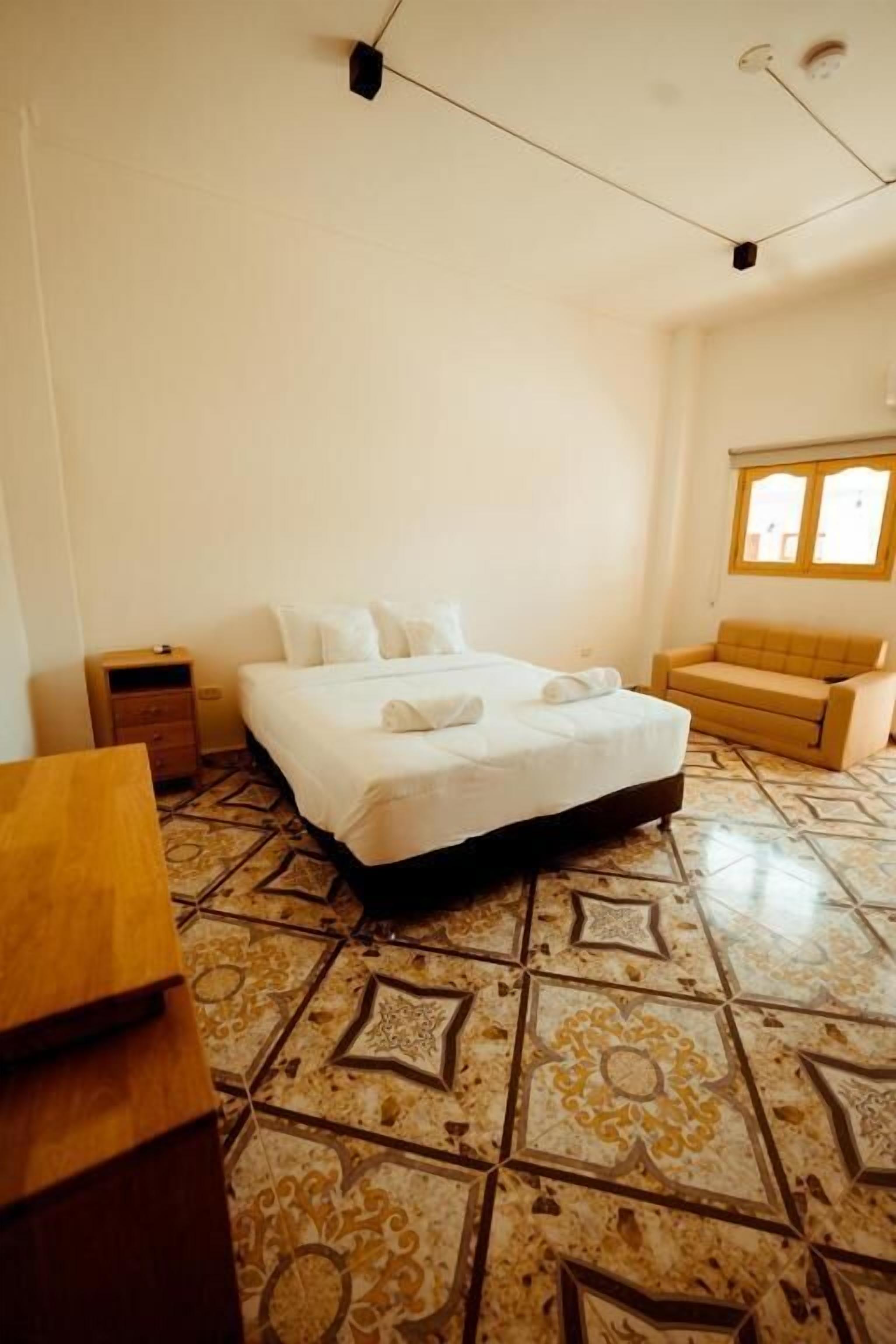 Eenvoudige tweepersoonskamer, niet-roken, uitzicht op zwembad