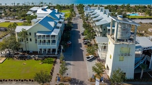 Ein Hotel an der Küste mit einer zentralen Straße, mehreren Gebäuden und Blick aufs Meer.