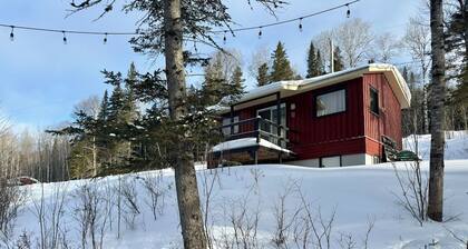 Cozy Mini Chalet, Intimate Retreat for 2, Facing the Lake
