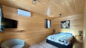 Unclassified image, 3 of 10, button - Cozy Mini Chalet, Intimate Retreat for 2, Facing the Lake (Pohénégamook)