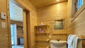 Unclassified image, 5 of 10, button - Cozy Mini Chalet, Intimate Retreat for 2, Facing the Lake (Pohénégamook)