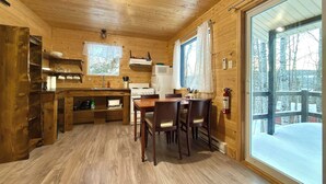 Coffee/tea maker, fridge, microwave, oven - Your Nature Getaway in Pohénégamook (Pohénégamook)