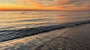 Een strand met golven die zachtjes op het strand komen.