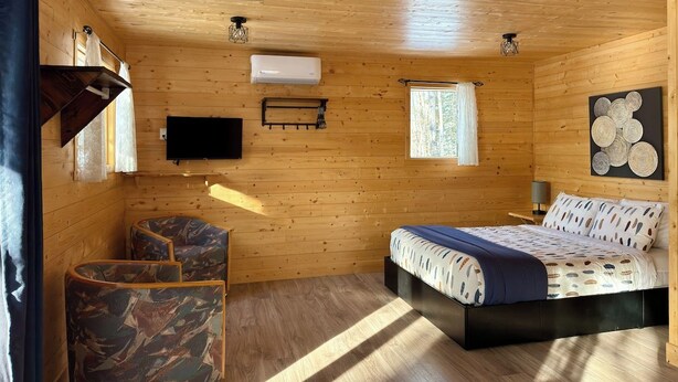 1 bedroom, WiFi, bed sheets - Mini Chalet | In the Heart of Pohénégamook’s Activities (Pohénégamook)