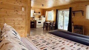 1 bedroom, WiFi, bed sheets - Mini Chalet | In the Heart of Pohénégamook’s Activities (Pohénégamook)