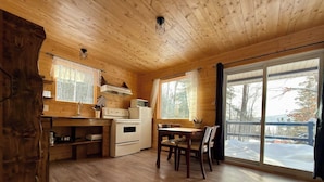 Coffee/tea maker, fridge, microwave, oven - Mini Chalet | In the Heart of Pohénégamook’s Activities (Pohénégamook)
