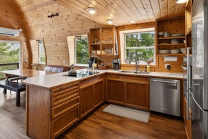Fridge, microwave, oven, stovetop - Hot Tub & Sauna: Mountain Living at Hyak Cabin! (Snoqualmie Pass)