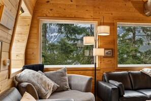 TV, fireplace, books - Hot Tub & Sauna: Mountain Living at Hyak Cabin! (Snoqualmie Pass)