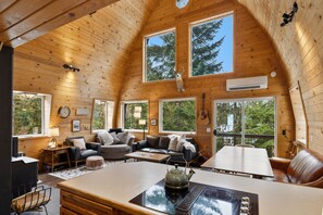 TV, fireplace, books - Hot Tub & Sauna: Mountain Living at Hyak Cabin! (Snoqualmie Pass)