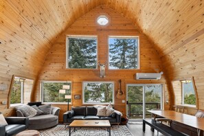 TV, fireplace, books - Hot Tub & Sauna: Mountain Living at Hyak Cabin! (Snoqualmie Pass)