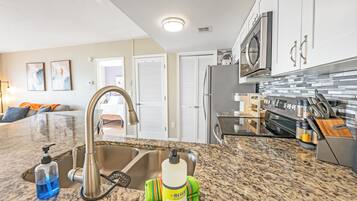 Réfrigérateur, four à micro-ondes, surface de cuisson, lave-vaisselle