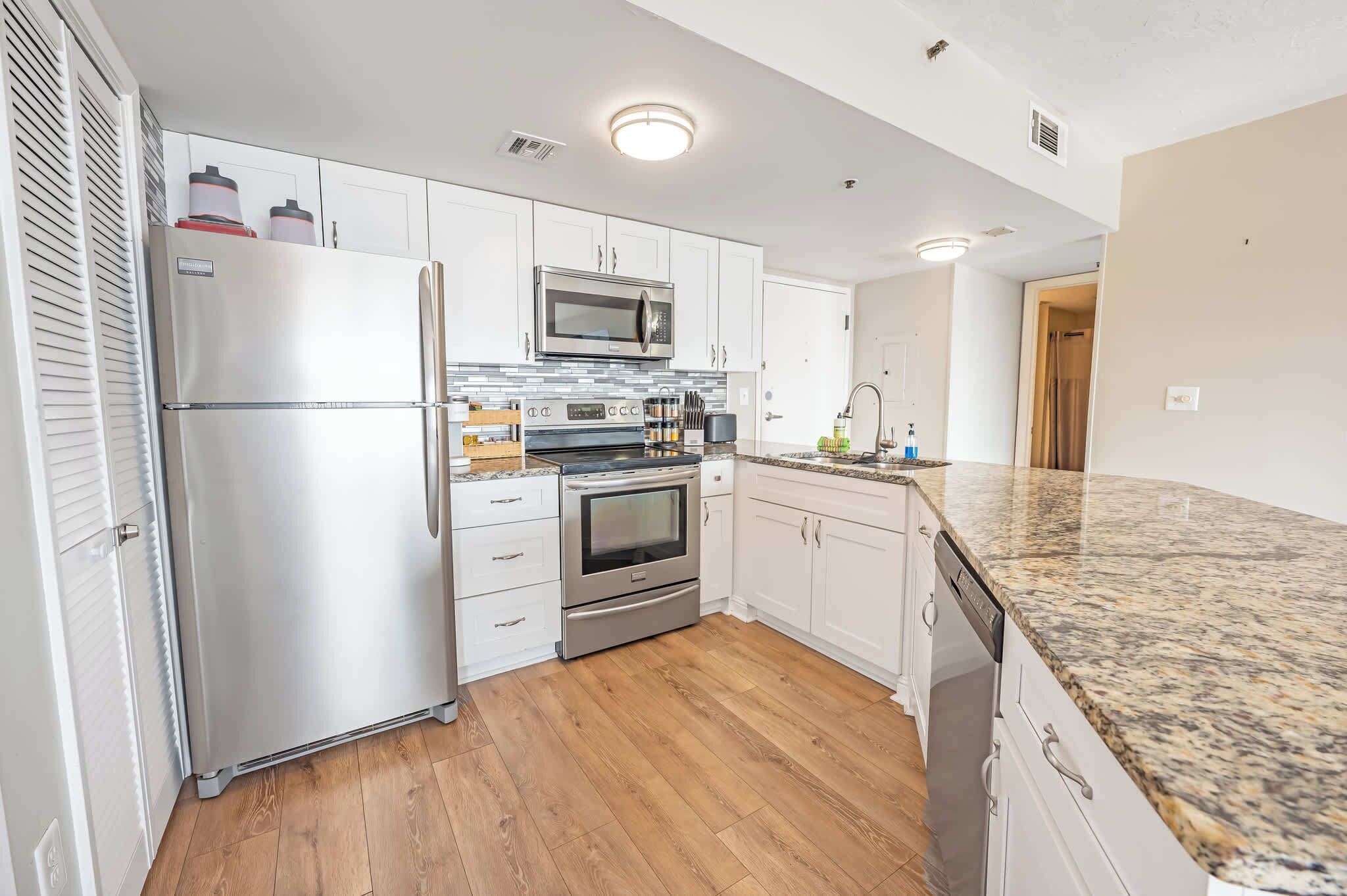 Kjøleskap, mikrobølgeovn, kokeplater og oppvaskmaskin