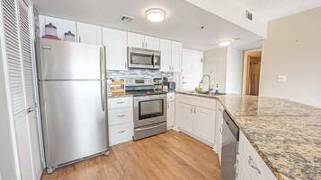 Kjøleskap, mikrobølgeovn, kokeplater og oppvaskmaskin