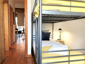 2 室のベッドルーム、アイロン / アイロン台、WiFi (無料)、ベッドシーツ