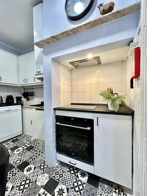 Réfrigérateur, micro-ondes, four, lave-vaisselle