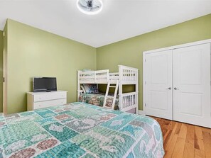 3 makuuhuonetta, silitysrauta/-lauta, vauvan matkasänky, Wi-Fi