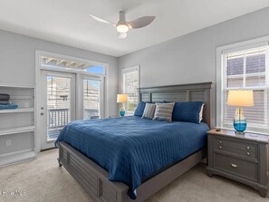 5 bedrooms, iron/ironing board, travel cot, WiFi - Salty Paws 1 Townhome Unit 1 (Carolina Beach)