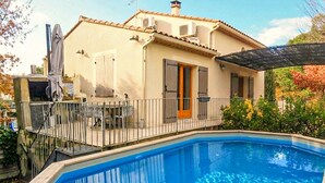 A house with a swimming pool, a covered patio, and a garden. - Maison avec piscine 1 (Mormoiron)
