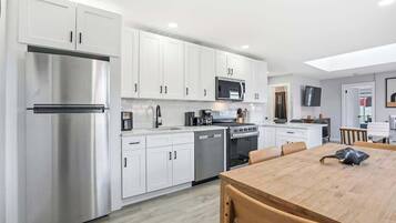 Coffee/tea maker, fridge, microwave, oven