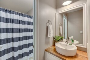 Hair dryer, towels - Mountain Views, Peaceful Waterfall 3 King Bedrooms (Pickens)