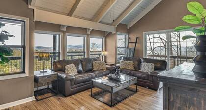Mountain Views, Peaceful Waterfall 3 King Bedrooms