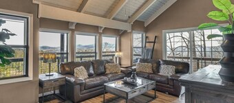 Mountain Views, Peaceful Waterfall 3 King Bedrooms