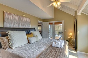 3 bedrooms, iron/ironing board, WiFi, bed sheets - Mountain Views, Peaceful Waterfall 3 King Bedrooms (Pickens)