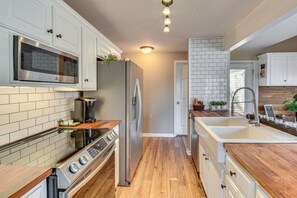 Fridge, microwave, oven, stovetop - Mountain Views, Peaceful Waterfall 3 King Bedrooms (Pickens)