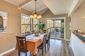 Dining - Mountain Views, Peaceful Waterfall 3 King Bedrooms (Pickens)
