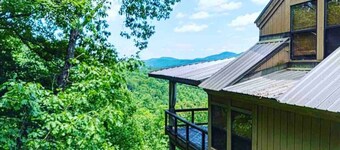 Mountain Views, Peaceful Waterfall 3 King Bedrooms