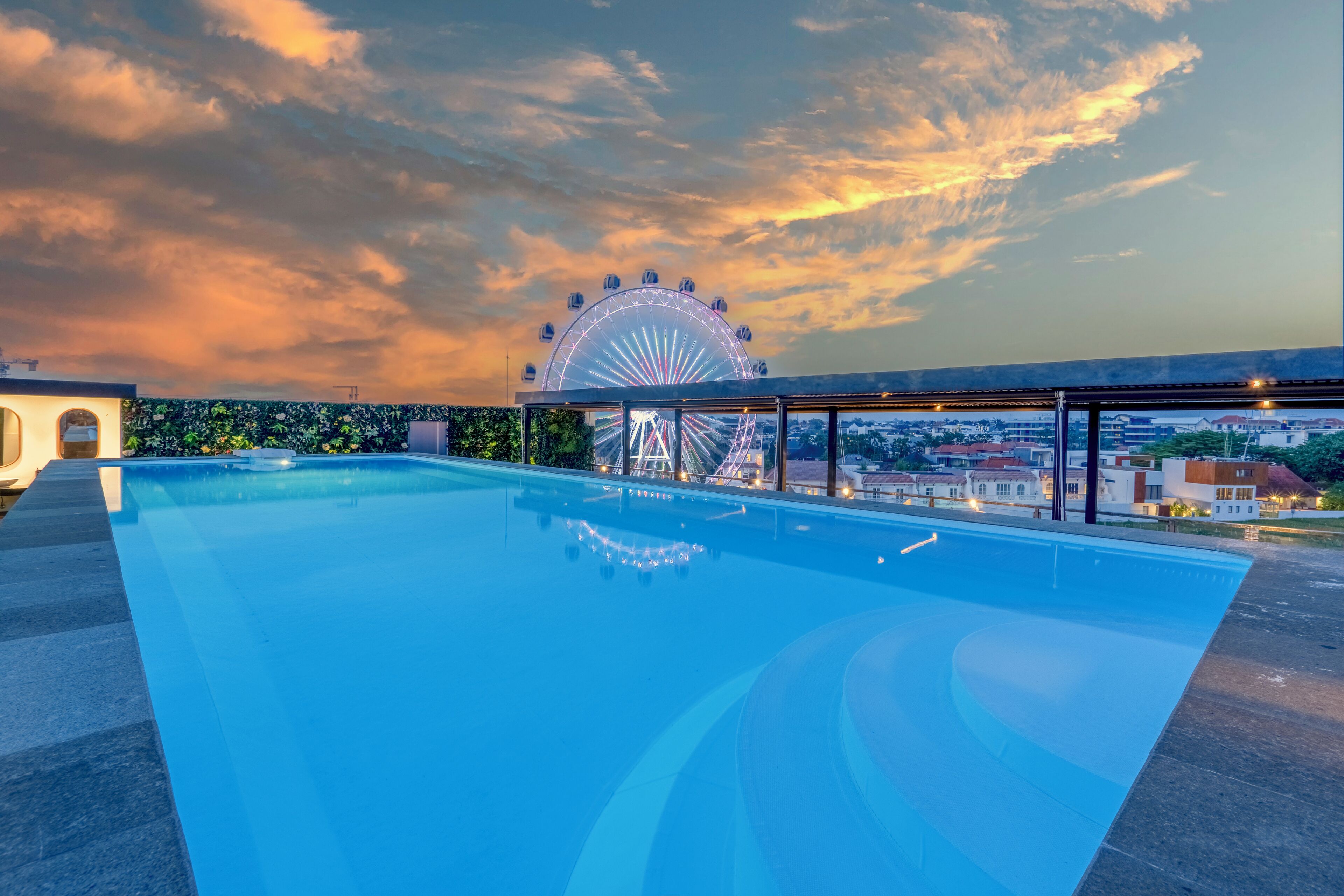 من حمّامات السباحة المغطاة