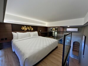 Junior Double Room, Beach View | Meja, Wi-fi percuma 