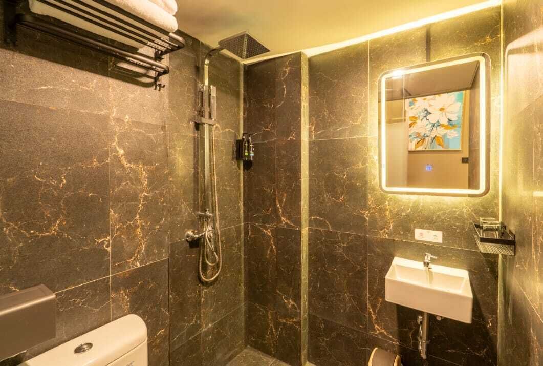 Towels, soap, shampoo, toilet paper