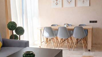 Deluxe-huoneisto, parveke | Sisätilat